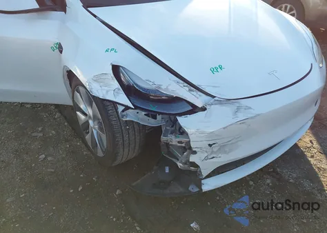 2024 Tesla Model Y Long Range Dual Motor All-Wheel Drive z USA, uszkodzony, nr VIN 7SAYGDEEXRA258132